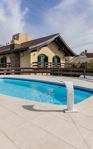 Casa de condomínio à venda com 650m², 3 quartos e 5 vagas Casa de condomínio à venda com 650m², 3 quartos e 5 vagasÁrea comum - Piscina