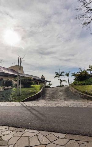 Casa de condomínio à venda com 650m², 3 quartos e 5 vagas Casa de condomínio à venda com 650m², 3 quartos e 5 vagasFachada