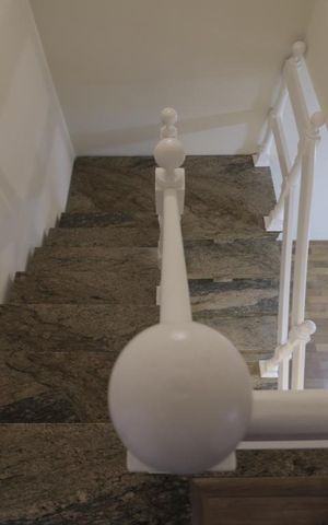 Casa à venda com 400m², 5 quartos e 4 vagasEscada de acesso aos quartos 
