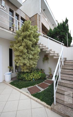 Casa à venda com 350m², 3 quartos e 4 vagasQuintal frente