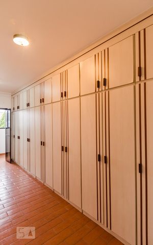 Casa para alugar com 421m², 3 quartos e 10 vagas Casa para alugar com 421m², 3 quartos e 10 vagasCloset da suíte 1