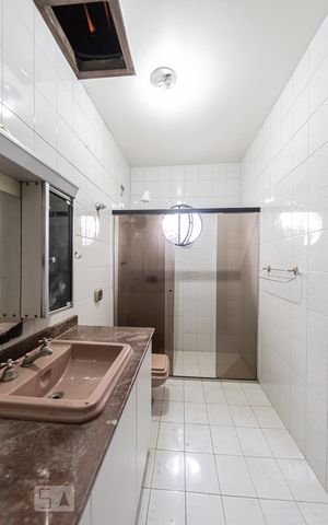 Casa à venda com 262m², 4 quartos e 2 vagas Casa à venda com 262m², 4 quartos e 2 vagasBanheiro Suite Americana