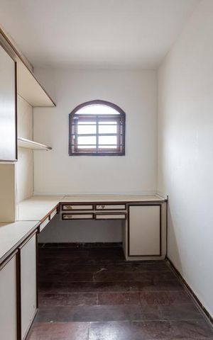 Casa à venda com 262m², 4 quartos e 2 vagas Casa à venda com 262m², 4 quartos e 2 vagasEscritório