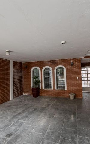 Casa à venda com 262m², 4 quartos e 2 vagas Casa à venda com 262m², 4 quartos e 2 vagasGaragem