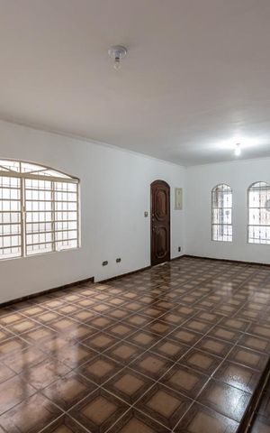 Casa à venda com 262m², 4 quartos e 2 vagas Casa à venda com 262m², 4 quartos e 2 vagasSala