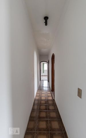 Casa à venda com 262m², 4 quartos e 2 vagas Casa à venda com 262m², 4 quartos e 2 vagasCorredor