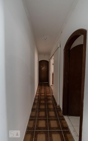 Casa à venda com 262m², 4 quartos e 2 vagas Casa à venda com 262m², 4 quartos e 2 vagasCorredor