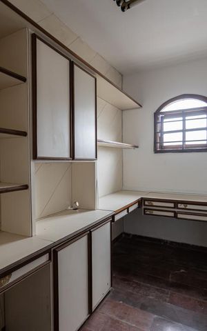 Casa à venda com 262m², 4 quartos e 2 vagas Casa à venda com 262m², 4 quartos e 2 vagasEscritório
