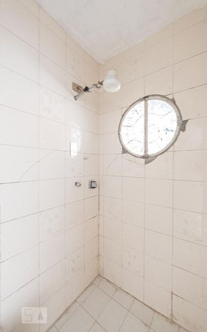 Casa à venda com 262m², 4 quartos e 2 vagas Casa à venda com 262m², 4 quartos e 2 vagasBanheiro de Serviço
