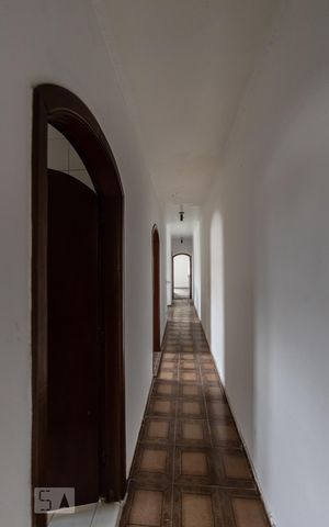 Casa à venda com 262m², 4 quartos e 2 vagas Casa à venda com 262m², 4 quartos e 2 vagasCorredor