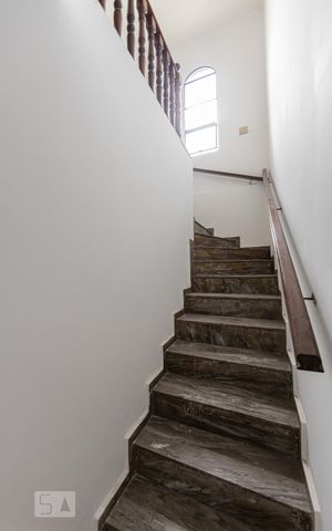 Casa à venda com 262m², 4 quartos e 2 vagas Casa à venda com 262m², 4 quartos e 2 vagasEscada