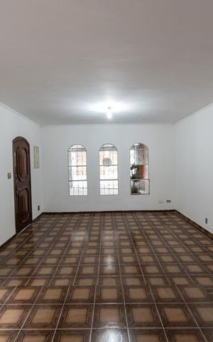 Casa à venda com 262m², 4 quartos e 2 vagas Casa à venda com 262m², 4 quartos e 2 vagasSala