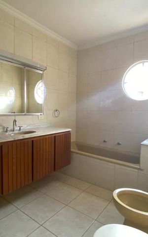 Casa para alugar com 420m², 4 quartos e 5 vagas Casa para alugar com 420m², 4 quartos e 5 vagasBanheiro da Suíte 1
