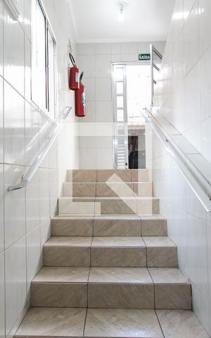 Apartamento para alugar com 56m², 2 quartos e 1 vaga Apartamento para alugar com 56m², 2 quartos e 1 vagaEntrada / Escada