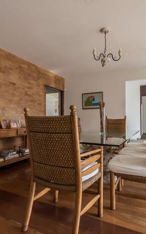 Casa à venda com 1300m², 4 quartos e 7 vagas Casa à venda com 1300m², 4 quartos e 7 vagasSala de Jantar