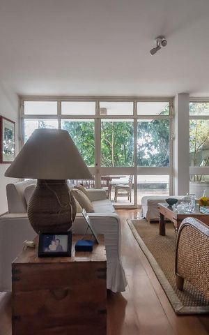 Casa à venda com 1300m², 4 quartos e 7 vagas Casa à venda com 1300m², 4 quartos e 7 vagasSala de TV