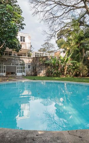 Casa à venda com 1300m², 4 quartos e 7 vagas Casa à venda com 1300m², 4 quartos e 7 vagasQuintal