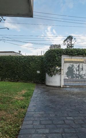 Casa à venda com 1300m², 4 quartos e 7 vagas Casa à venda com 1300m², 4 quartos e 7 vagasGaragem