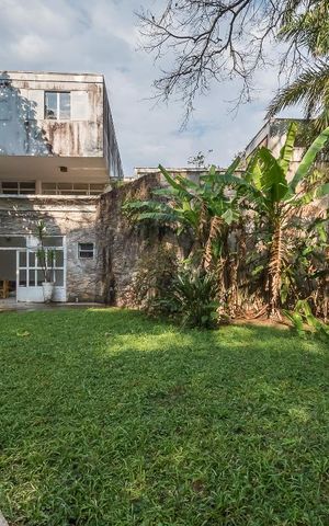 Casa à venda com 1300m², 4 quartos e 7 vagas Casa à venda com 1300m², 4 quartos e 7 vagasQuintal