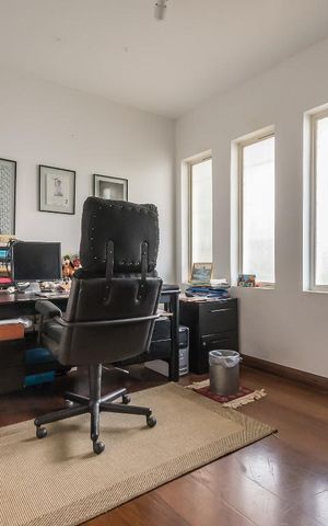 Casa à venda com 1300m², 4 quartos e 7 vagas Casa à venda com 1300m², 4 quartos e 7 vagasEscritório