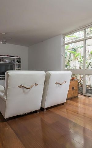 Casa à venda com 1300m², 4 quartos e 7 vagas Casa à venda com 1300m², 4 quartos e 7 vagasSala de TV