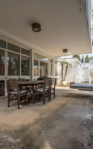 Casa à venda com 1300m², 4 quartos e 7 vagas Casa à venda com 1300m², 4 quartos e 7 vagasVaranda Sala