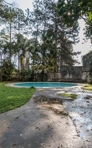 Casa à venda com 1300m², 4 quartos e 7 vagas Casa à venda com 1300m², 4 quartos e 7 vagasQuintal