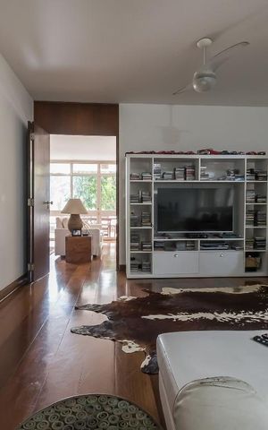 Casa à venda com 1300m², 4 quartos e 7 vagas Casa à venda com 1300m², 4 quartos e 7 vagasSala de TV
