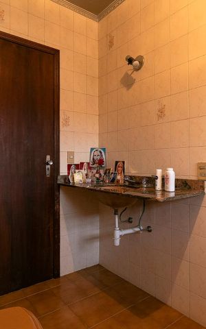 Casa à venda com 350m², 3 quartos e 8 vagasBanheiro da Suíte 1