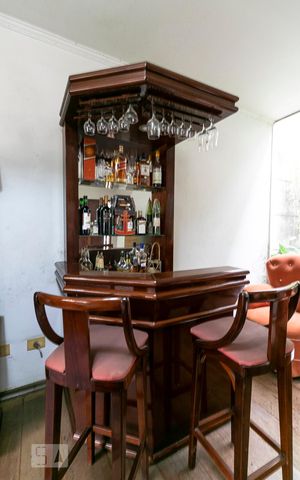 Casa à venda com 350m², 3 quartos e 8 vagasSala - Adega