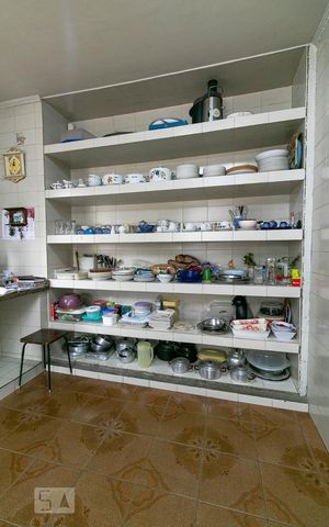 Casa à venda com 350m², 3 quartos e 8 vagasCozinha - Prateleiras