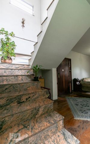 Casa à venda com 350m², 3 quartos e 8 vagasEscadas