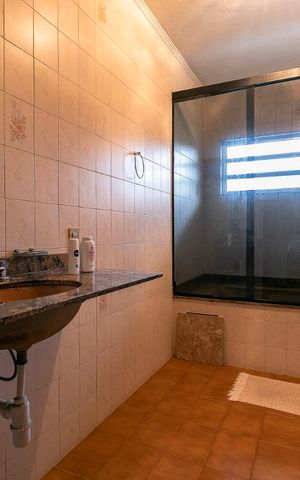 Casa à venda com 350m², 3 quartos e 8 vagasBanheiro da Suíte 1