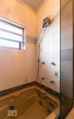 Casa à venda com 350m², 3 quartos e 8 vagasBanheiro da Suíte 1