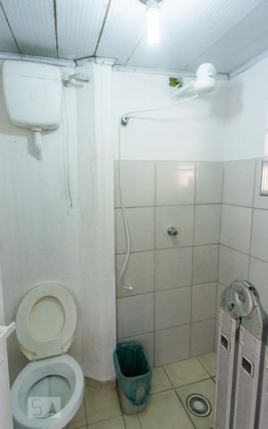 Casa à venda com 203m², 5 quartos e 3 vagas Casa à venda com 203m², 5 quartos e 3 vagasBanheiro de Serviço