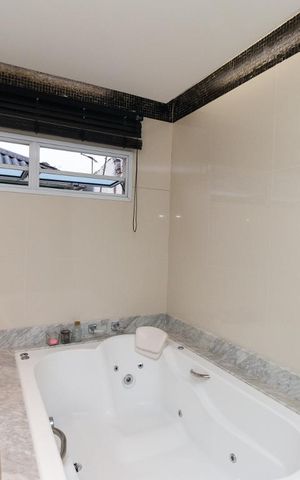 Casa à venda com 400m², 3 quartos e 4 vagas Casa à venda com 400m², 3 quartos e 4 vagasBanheiro suite 2