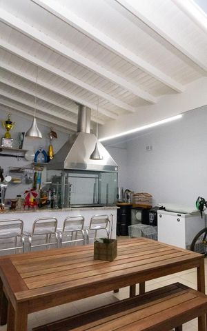 Casa à venda com 400m², 3 quartos e 4 vagas Casa à venda com 400m², 3 quartos e 4 vagasEspaço gourmet