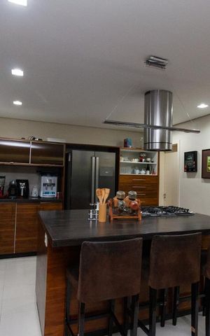 Casa à venda com 400m², 3 quartos e 4 vagas Casa à venda com 400m², 3 quartos e 4 vagasCozinha