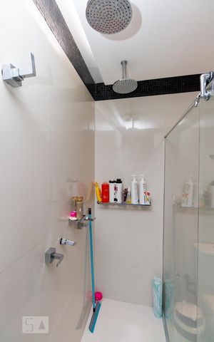 Casa à venda com 400m², 3 quartos e 4 vagas Casa à venda com 400m², 3 quartos e 4 vagasBanheiro suite 2