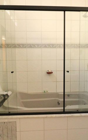 Casa à venda com 400m², 6 quartos e 4 vagasBanheiro 2