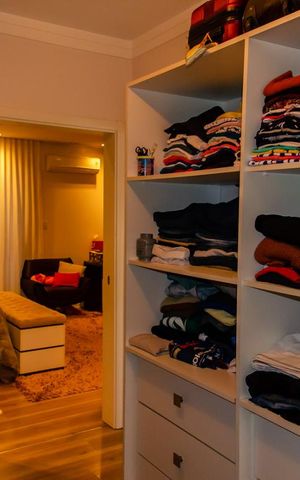 Casa à venda com 300m², 3 quartos e 4 vagas Casa à venda com 300m², 3 quartos e 4 vagasCloset
