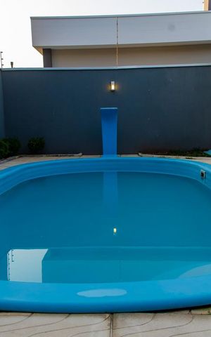 Casa à venda com 300m², 3 quartos e 4 vagas Casa à venda com 300m², 3 quartos e 4 vagasPiscina