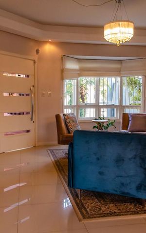 Casa à venda com 300m², 3 quartos e 4 vagas Casa à venda com 300m², 3 quartos e 4 vagasSala
