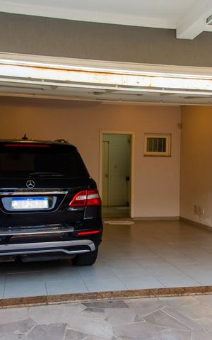 Casa à venda com 300m², 3 quartos e 4 vagas Casa à venda com 300m², 3 quartos e 4 vagasGaragem