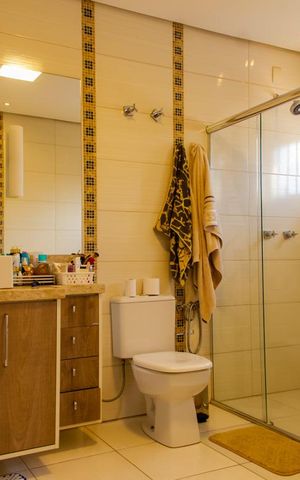 Casa à venda com 300m², 3 quartos e 4 vagas Casa à venda com 300m², 3 quartos e 4 vagasBanheiro da Suíte
