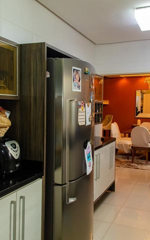 Casa à venda com 300m², 3 quartos e 4 vagas Casa à venda com 300m², 3 quartos e 4 vagasCozinha - Armários