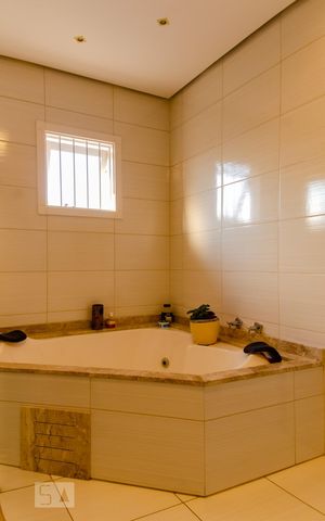 Casa à venda com 300m², 3 quartos e 4 vagas Casa à venda com 300m², 3 quartos e 4 vagasBanheiro da Suíte