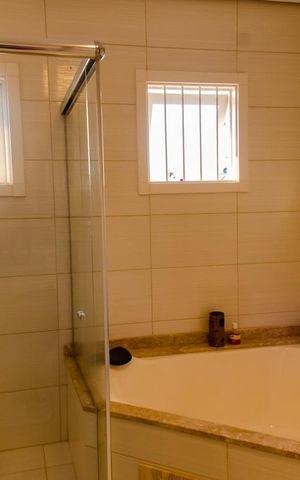 Casa à venda com 300m², 3 quartos e 4 vagas Casa à venda com 300m², 3 quartos e 4 vagasBanheiro da Suíte