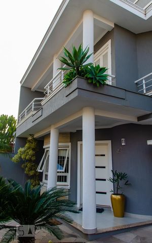 Casa à venda com 300m², 3 quartos e 4 vagas Casa à venda com 300m², 3 quartos e 4 vagasÁrea Externa