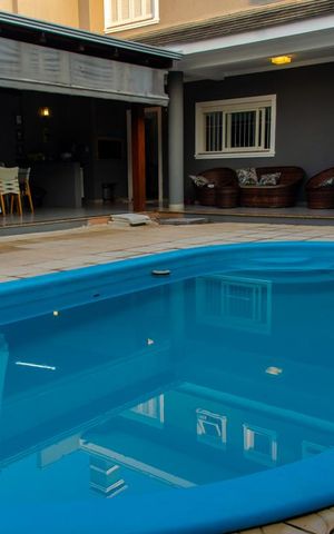 Casa à venda com 300m², 3 quartos e 4 vagas Casa à venda com 300m², 3 quartos e 4 vagasPiscina
